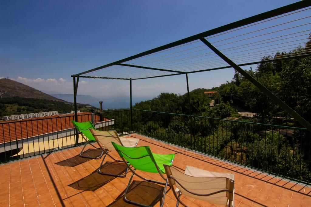 ヴィエトリにあるSentiero Di Costieraの眺めの良いバルコニー(緑の椅子3脚付)