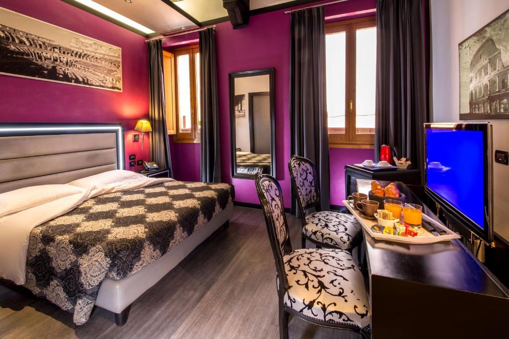 ein Hotelzimmer mit einem Bett, einem Tisch und Stühlen in der Unterkunft Imperium Suite Navona in Rom