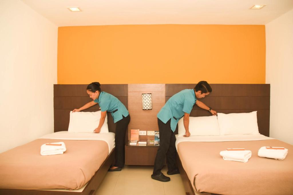 Postel nebo postele na pokoji v ubytování Tacloban Plaza Hotel