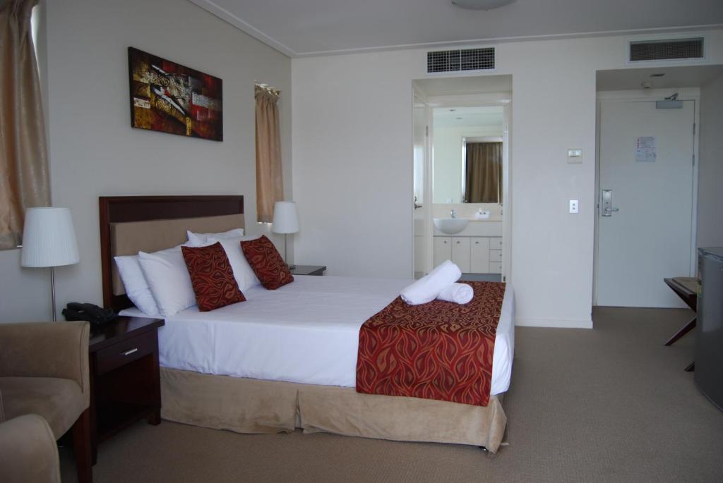 Postel nebo postele na pokoji v ubytování Ocean Views Resort Caloundra