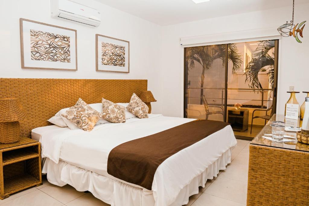 um quarto com uma cama grande num quarto em Hotel Vistalmar em Manta