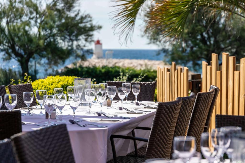 Um restaurante ou outro lugar para comer em Hotel Paradou Mediterranee, BW Signature Collection by Best Western