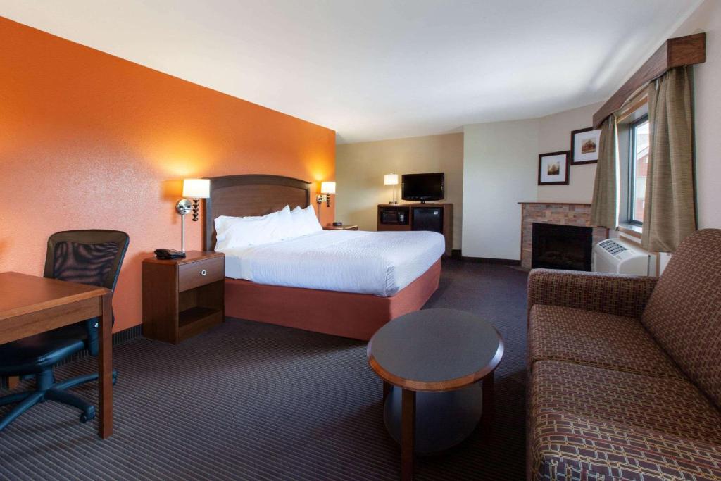 AmericInn by Wyndham Iron River - Premier Suite Met Kingsize Bed – Niet-Rokers