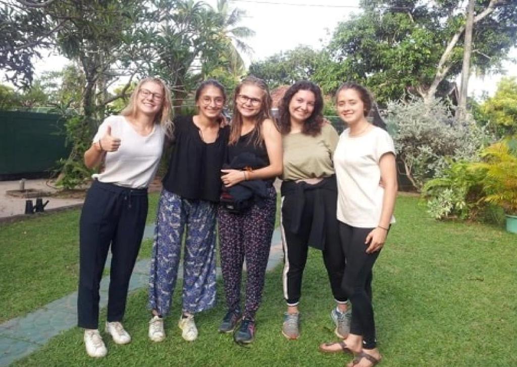 Eine Gruppe von Frauen, die sich für ein Bild ausgeben in der Unterkunft Mama's Hostel by Taprobane in Negombo