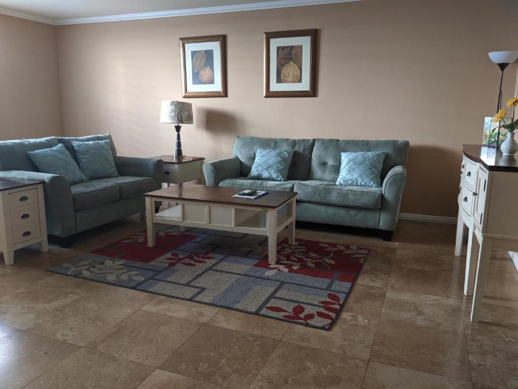 2Bedroom with Den and 2BA 4 Blocks to Santa Monica Beach - Three-Bedroom Apartment