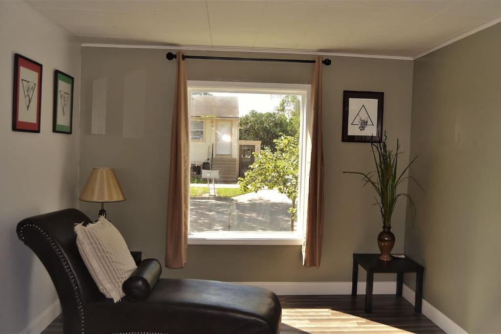 een woonkamer met een stoel en een raam bij Riverside in Grand Forks