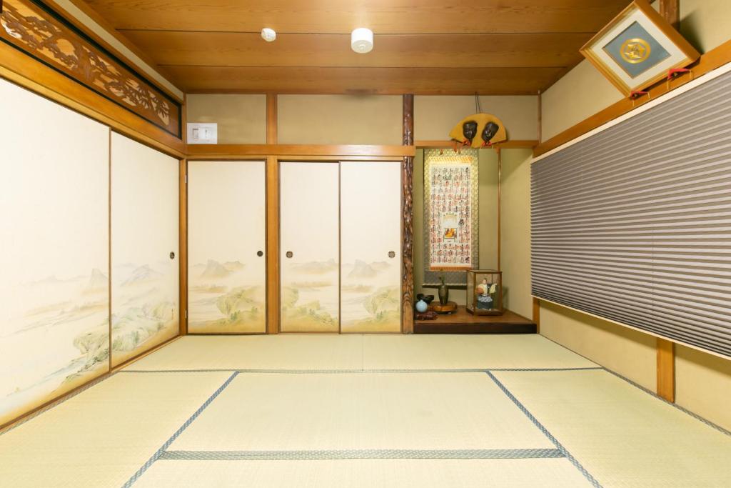 une pièce vide avec portes coulissantes dans une chambre japonaise dans l'établissement JPRESERVE Nakatonodacho, à Kyoto