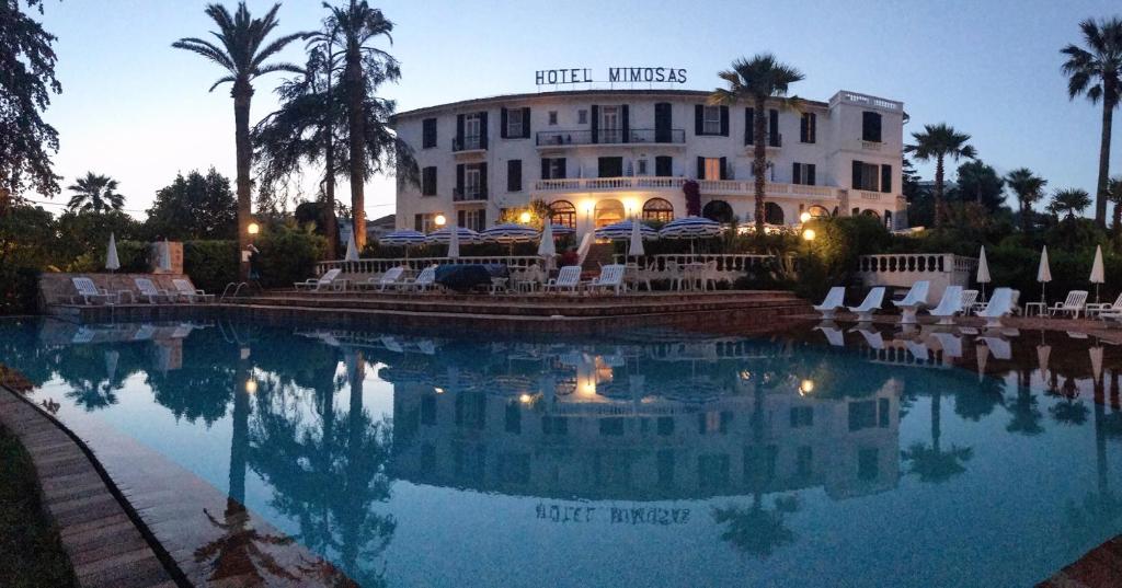Bazén v ubytování Hotel des Mimosas nebo v jeho okolí