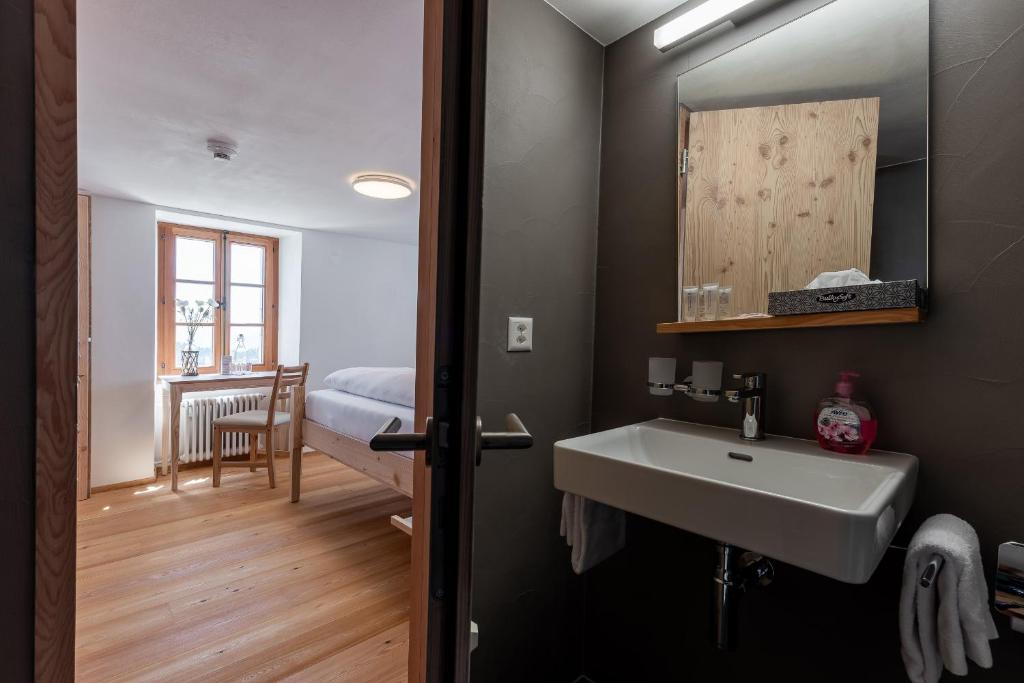 Postel nebo postele na pokoji v ubytování Hotel Belalp