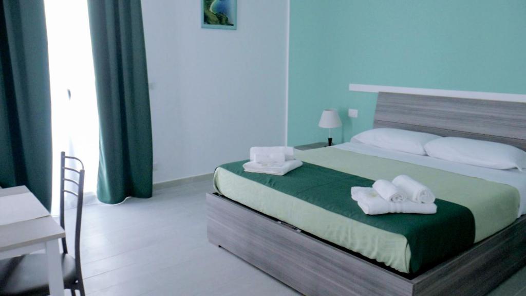 Posteľ alebo postele v izbe v ubytovaní Naxos Laguna Beach