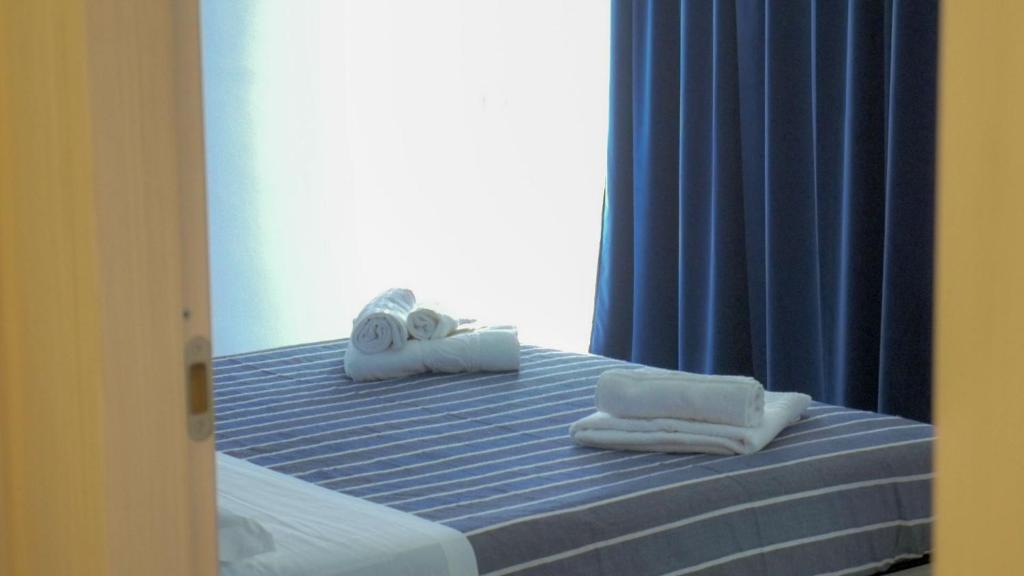 Posteľ alebo postele v izbe v ubytovaní Naxos Laguna Beach