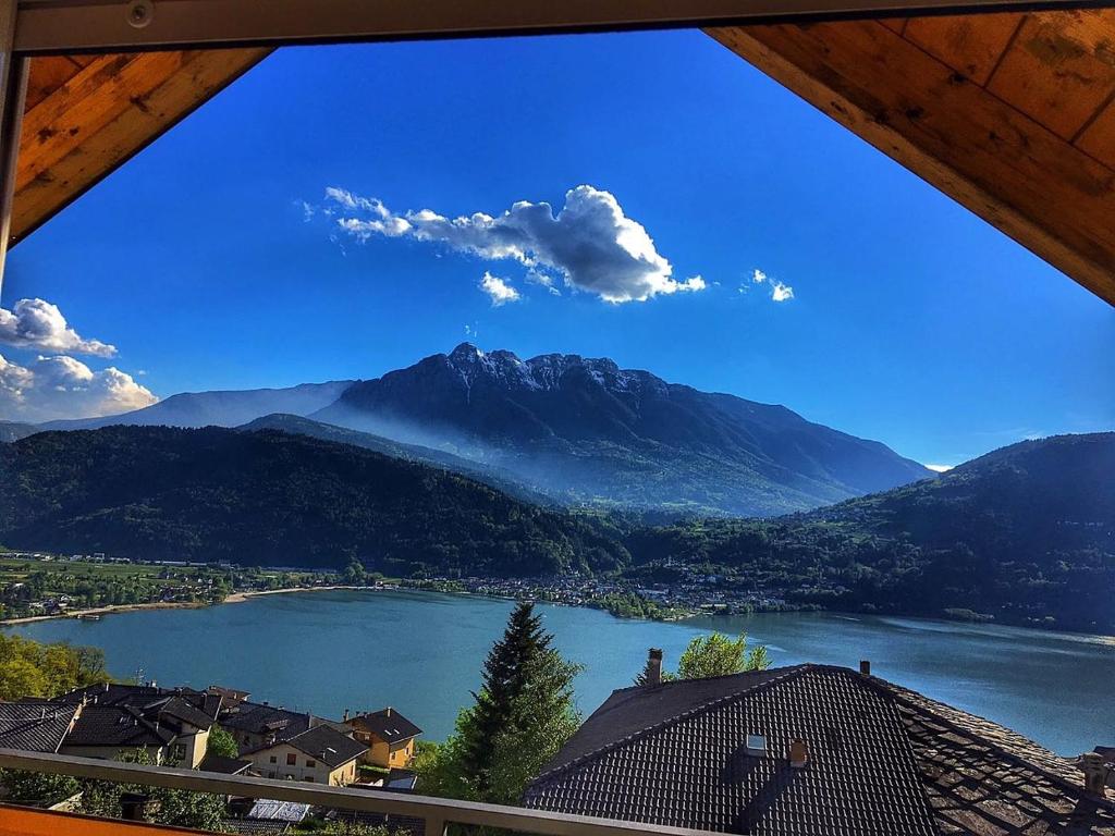 a view of a lake and a mountain at Hotel Da Remo in Tenna 