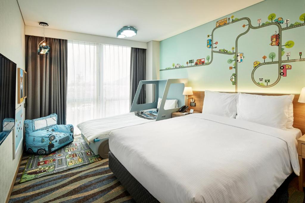 Postel nebo postele na pokoji v ubytování Ramada Encore by Wyndham Gimpo Han River Hotel