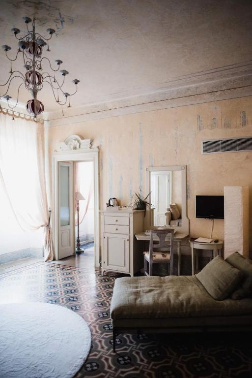 TV a/nebo společenská místnost v ubytování Regina Teodolinda Suites