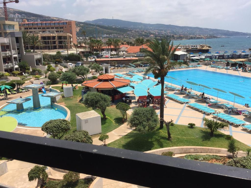 Bazén v ubytování Beachfront Chalet in Aqualand Resort - Batroun nebo v jeho okolí