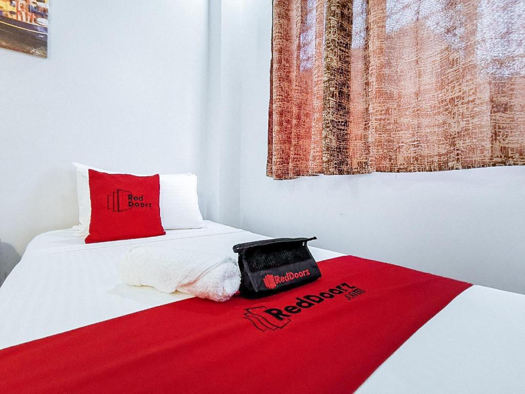 Postel nebo postele na pokoji v ubytování RedDoorz near Notre Dame of Dadiangas University