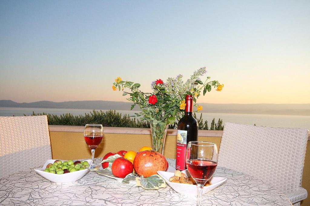 Nápoje v ubytovaní Luxury Apartments Villa Ruzmarina with New heated Infinity Pool and Lounge Area