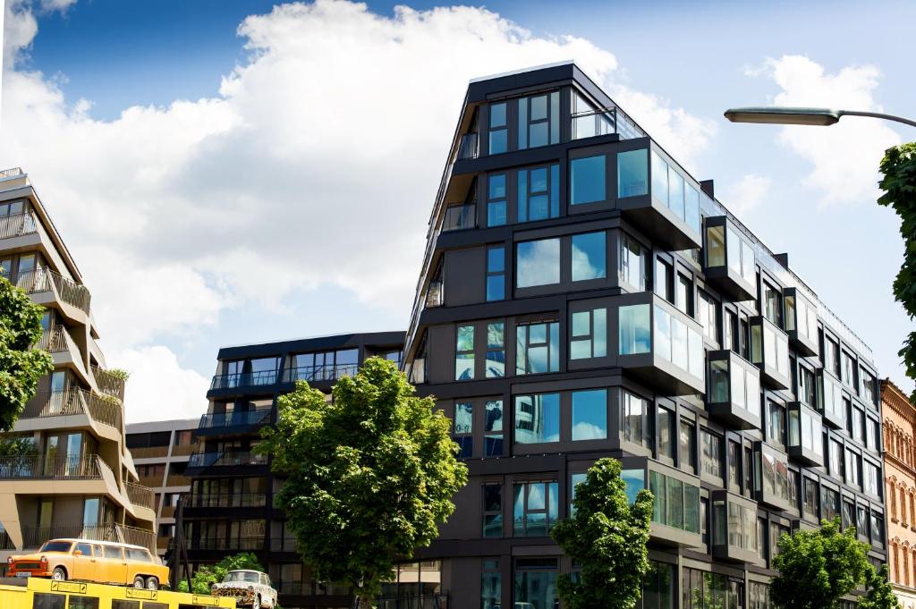 um edifício de escritórios com janelas de vidro em Wilde Aparthotels Berlin, Checkpoint Charlie em Berlim