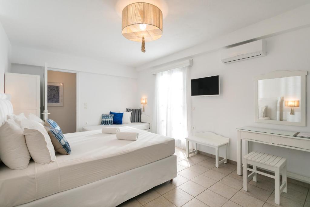 Uma cama ou camas num quarto em Ippokampos Beachfront