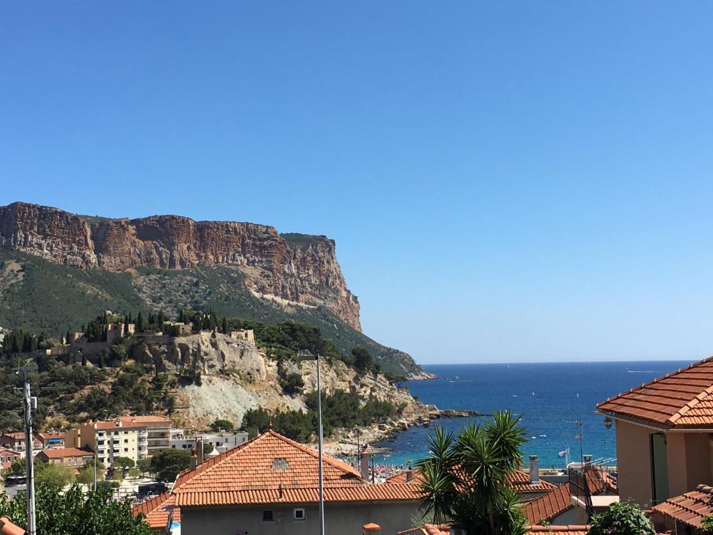 a view of a city with a mountain at appartement du pêcheur à Cassis à 10 mètres du port in Cassis