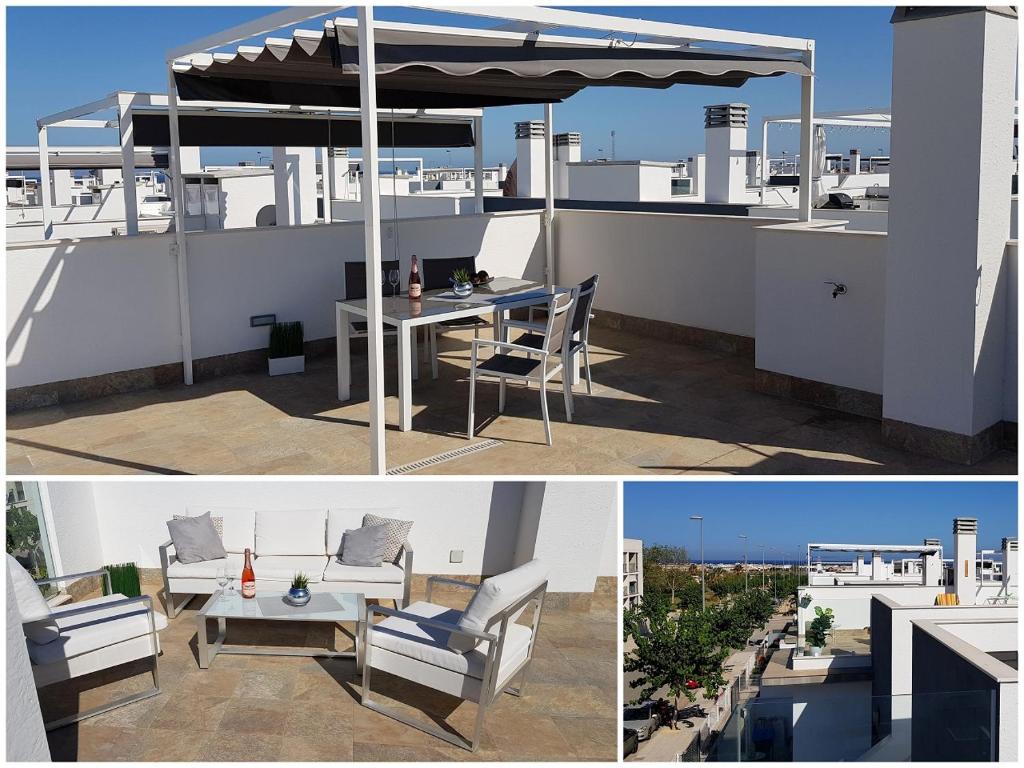 patio con tavolo e ombrellone sul tetto di Lamar Resort II a Pilar de la Horadada