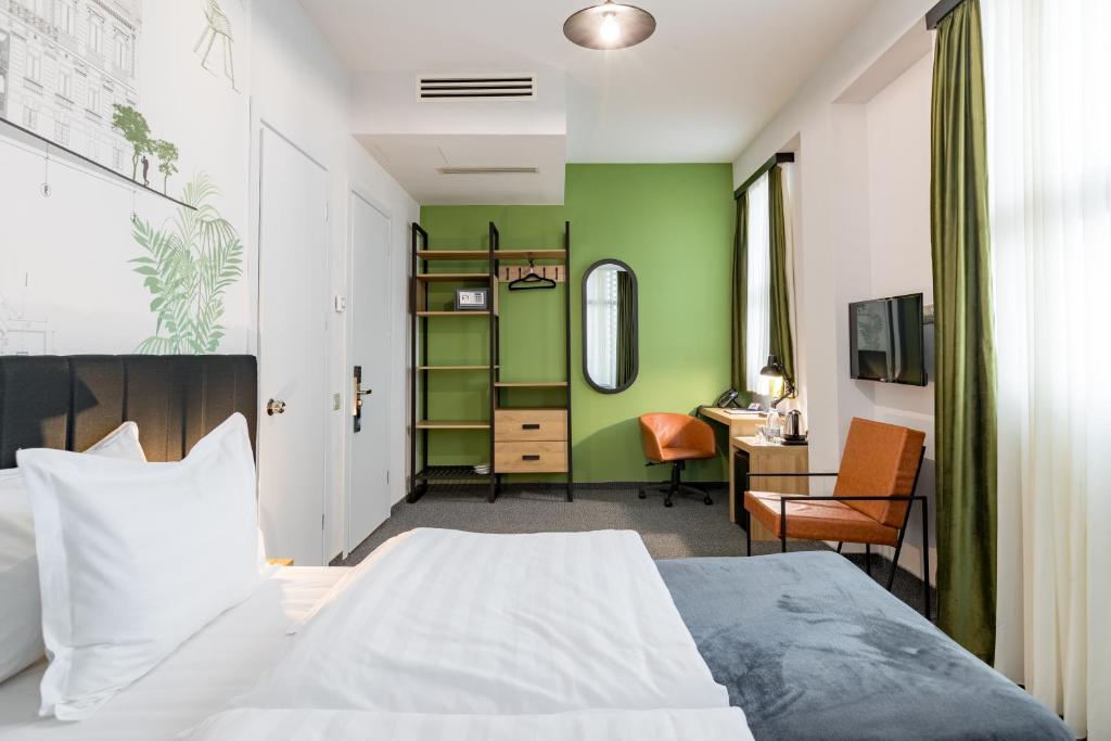 Postel nebo postele na pokoji v ubytování Graphica Tbilisi Hotel