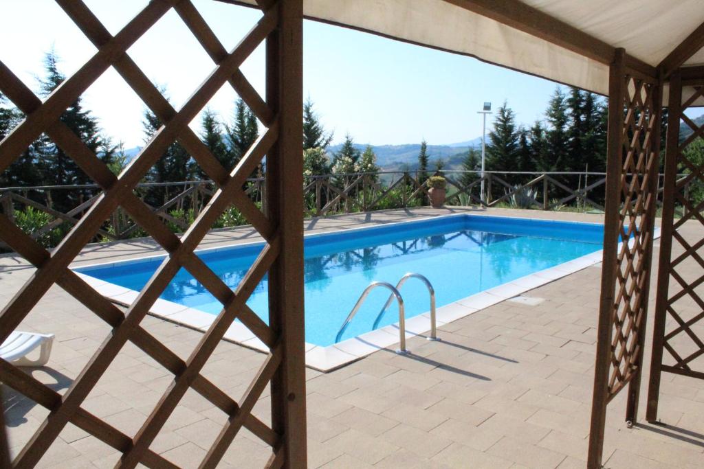 een zwembad met uitzicht door een houten hek bij Angela Garden in Servigliano