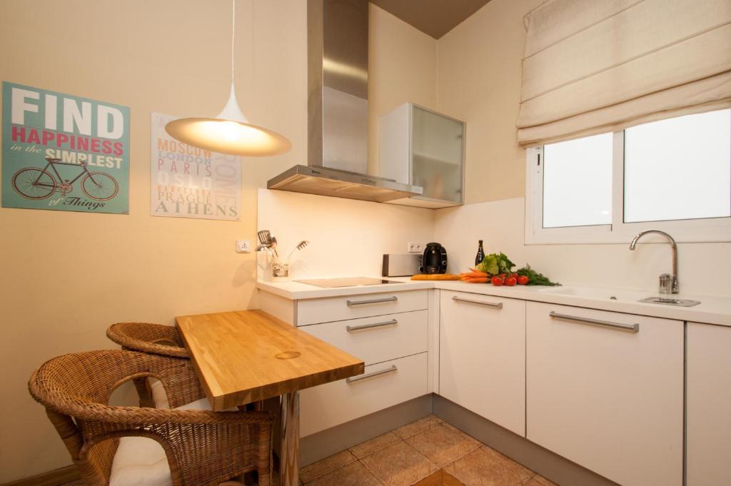 Kuchyň nebo kuchyňský kout v ubytování BCN Apartments 41