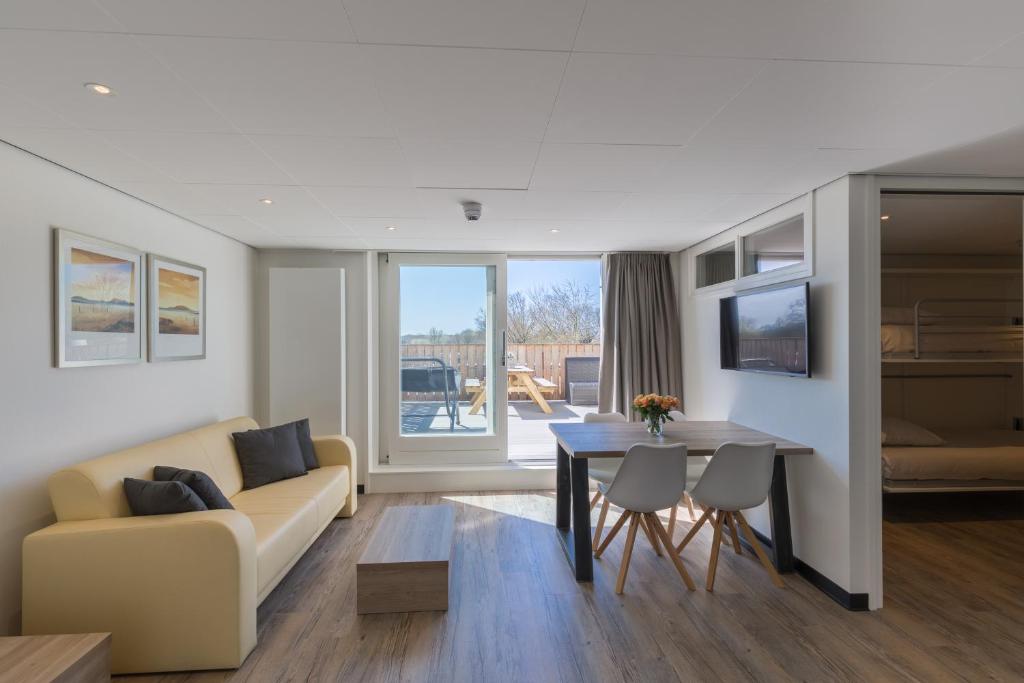 Posezení v ubytování Strandhotel Bos en Duin