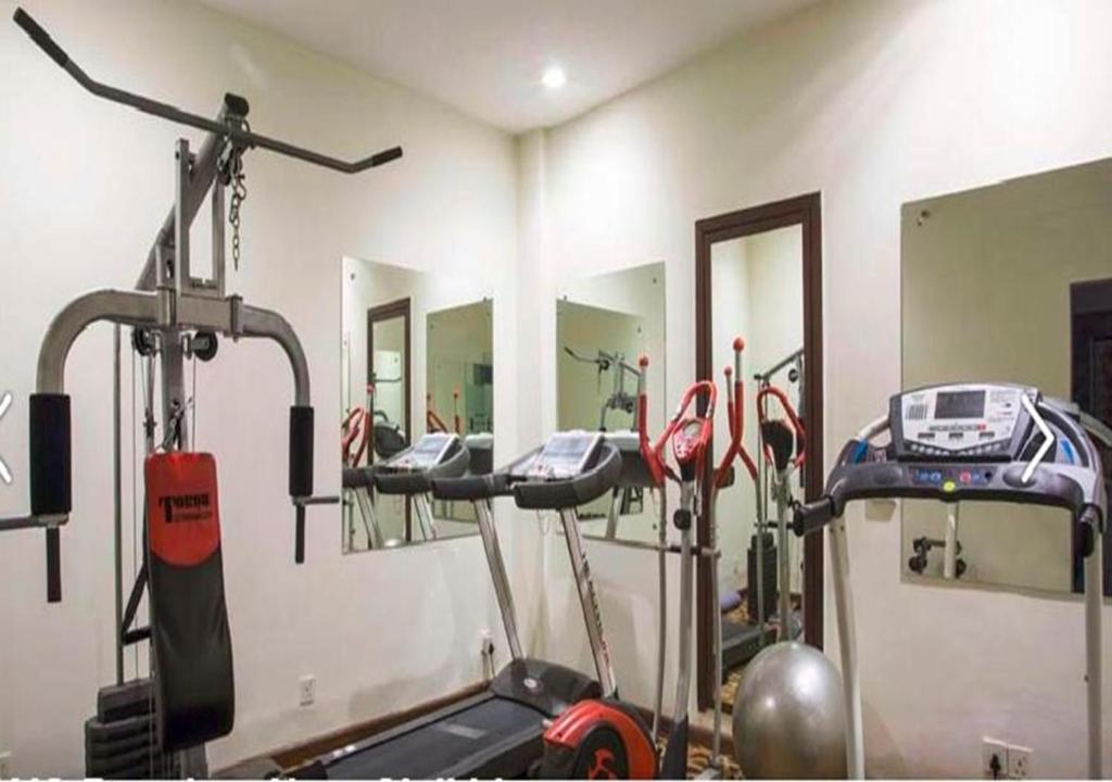 Fitness centrum a/nebo fitness zařízení v ubytování Hotel DS Clarks Inn Gurgaon