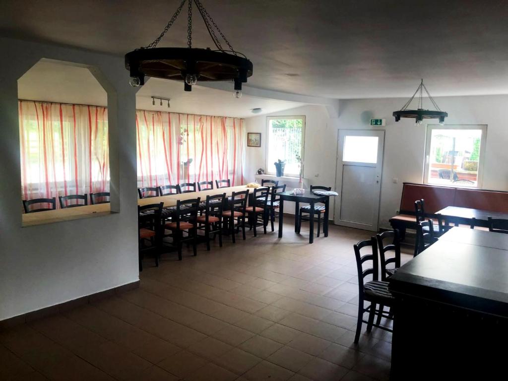 Reštaurácia alebo iné gastronomické zariadenie v ubytovaní Popas Balea Rau