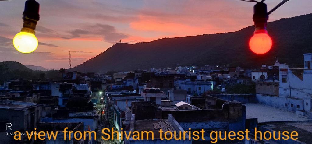 una vista desde el hostal Shirmp al atardecer en Shivam Tourist Guest House en Būndi