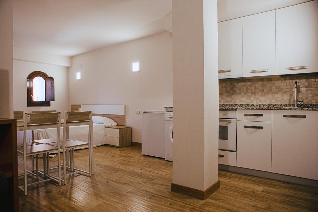 Una cocina o zona de cocina en Apartamentos Ducay