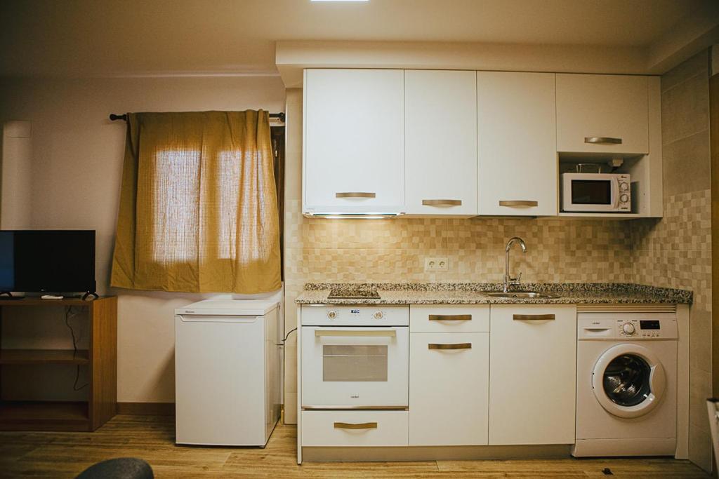 Una cocina o zona de cocina en Apartamentos Ducay