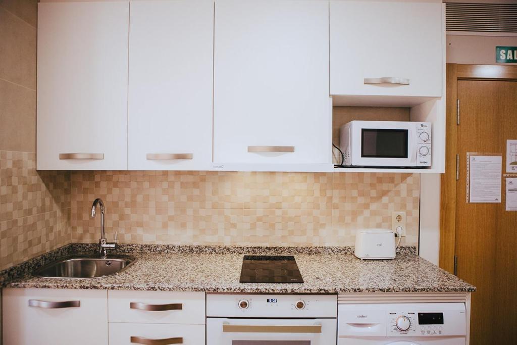 Una cocina o zona de cocina en Apartamentos Ducay