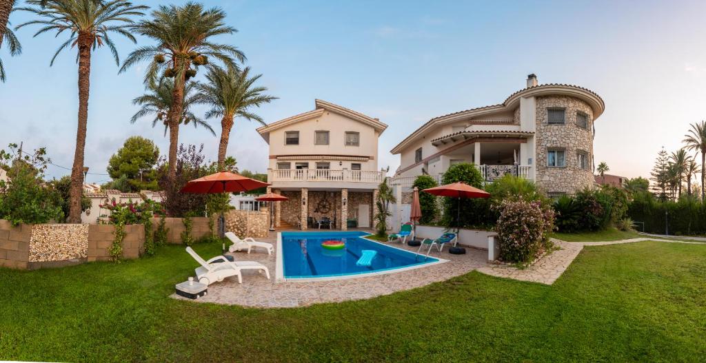 una casa con piscina en el patio en Villa frente al Mar, en L'Ampolla