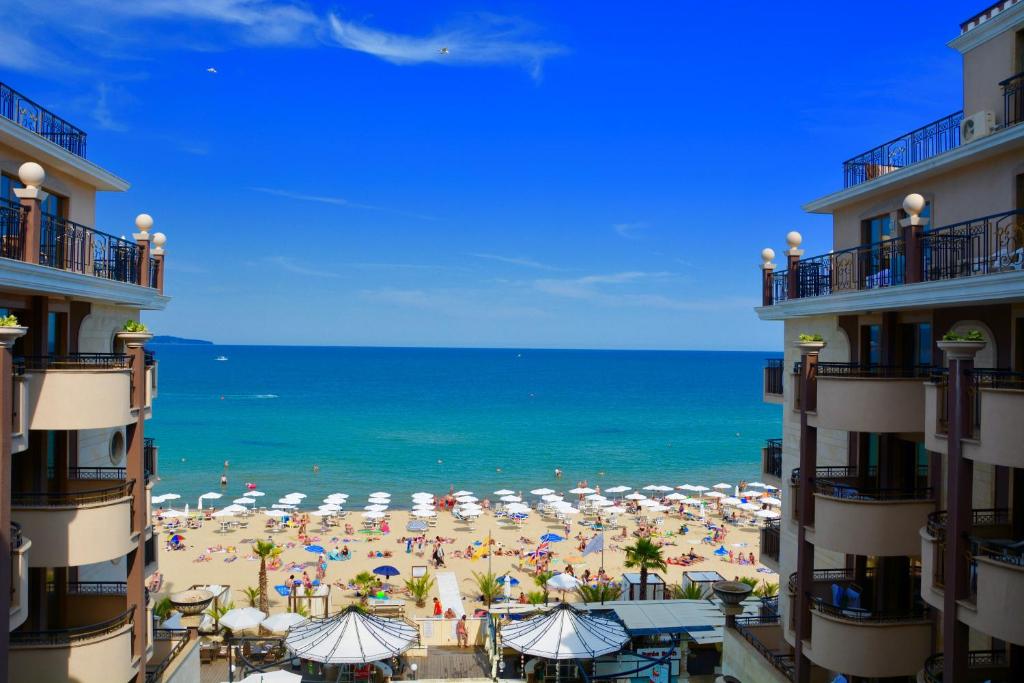 Una vista de una playa con sombrillas y el océano. en Golden Rainbow Beach Hotel, en Sunny Beach