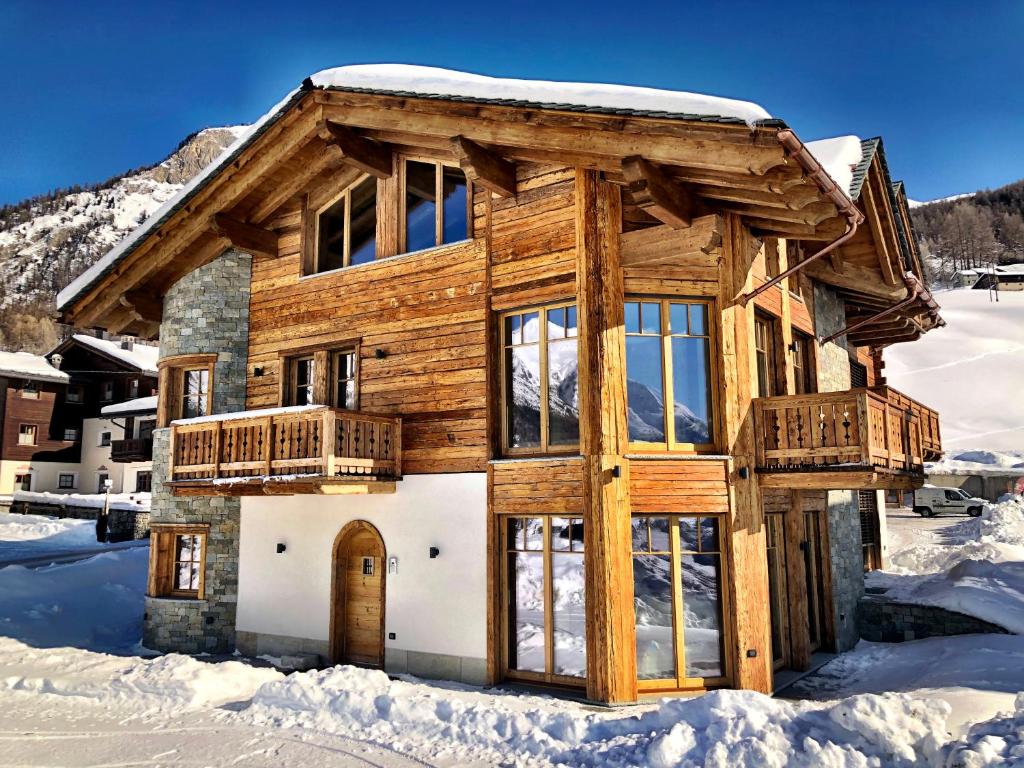 una cabaña de madera en la nieve en Chalet Remì - Parè, en Livigno