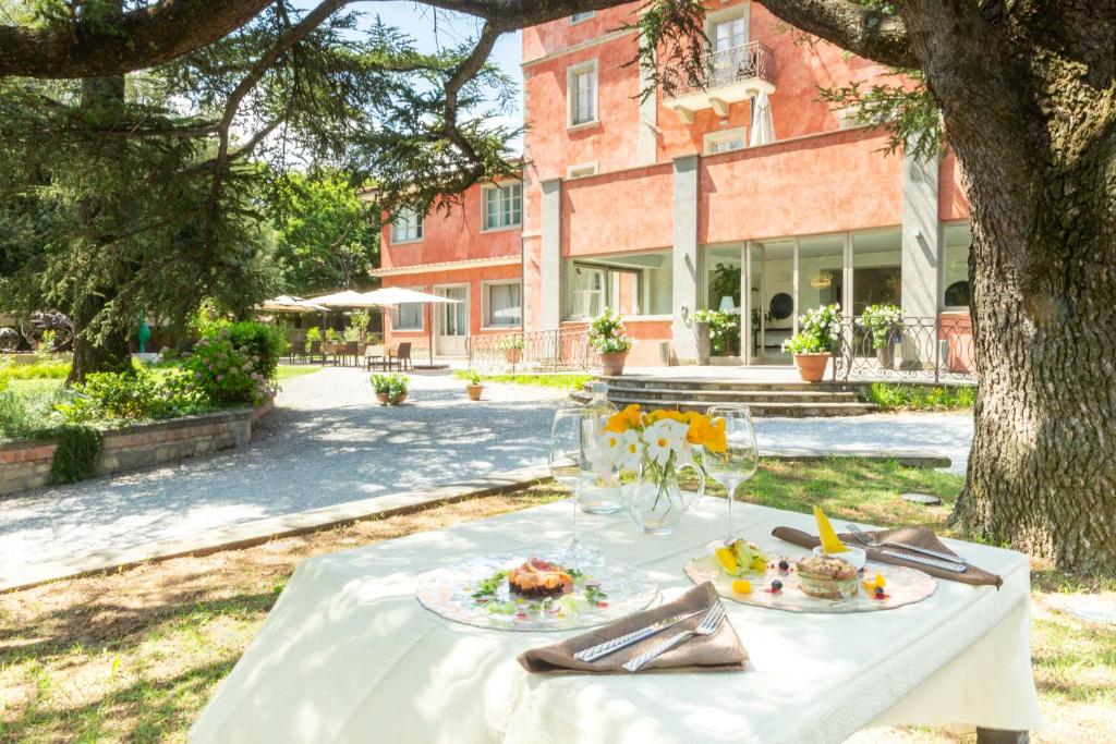 una mesa con dos platos de comida en la parte superior en Grand Hotel Impero - Wellness & Exclusive SPA, en Castel del Piano