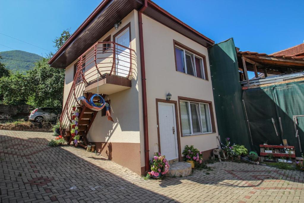 Cette petite maison dispose d'un balcon et d'une porte. dans l'établissement Apartmani Mishe, à Vevčani