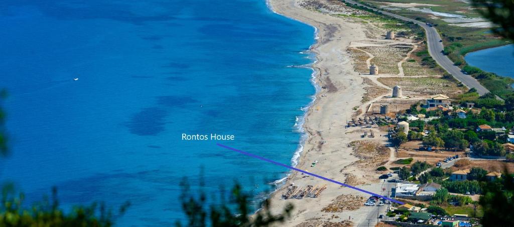 una vista aérea de la orilla de una playa en Rontos House, seaside, en Lefkada