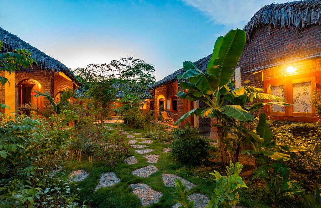 einen Garten vor einem Haus mit einem Weg in der Unterkunft Ninh Binh Palm Homestay in Ninh Bình