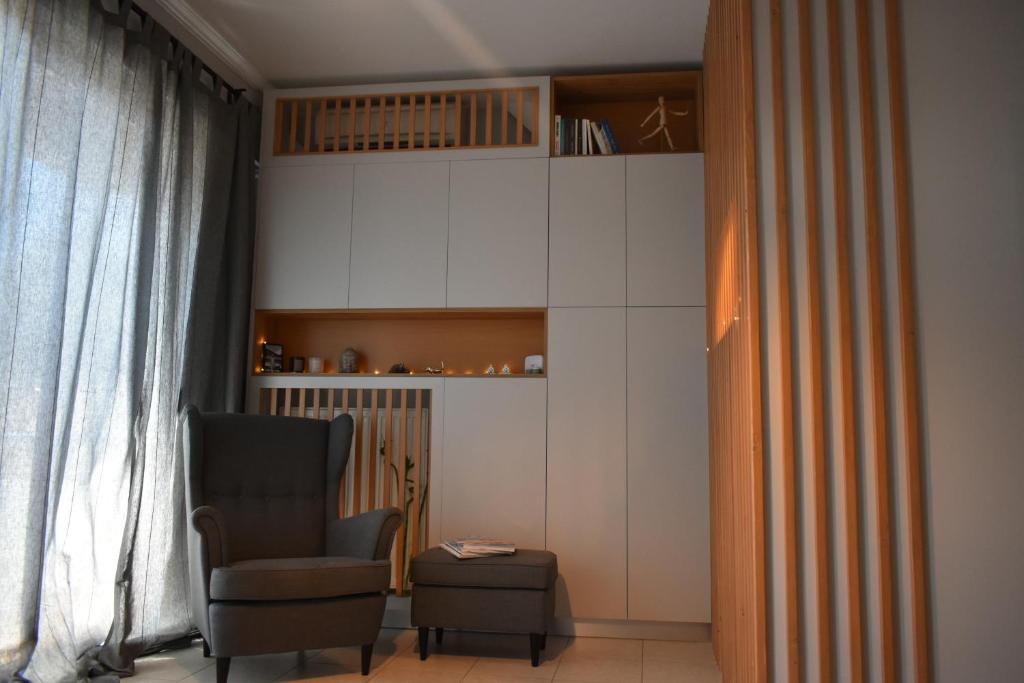 soggiorno con sedia e armadio di Main Square Flat - LUXURY APARTMENTS XANTHI LAX a Xánthi