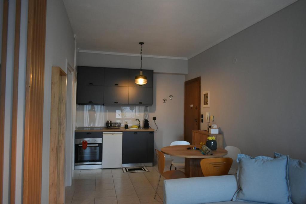 una cucina e un soggiorno con divano e tavolo di Main Square Flat - LUXURY APARTMENTS XANTHI LAX a Xánthi