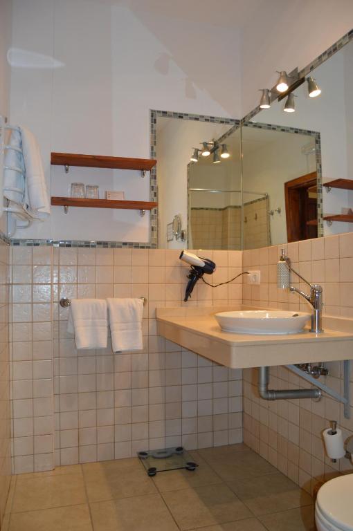 Koupelna v ubytování Gara Hotel