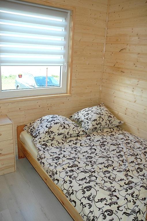 Postel nebo postele na pokoji v ubytování Domki letniskowe Na Stoku