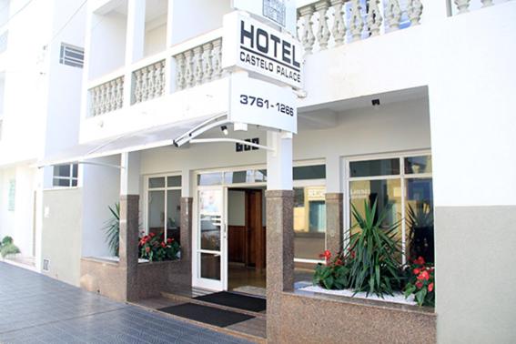 un hotel con una señal de hotel en el lateral de un edificio en Castelo Palace Hotel en Batatais