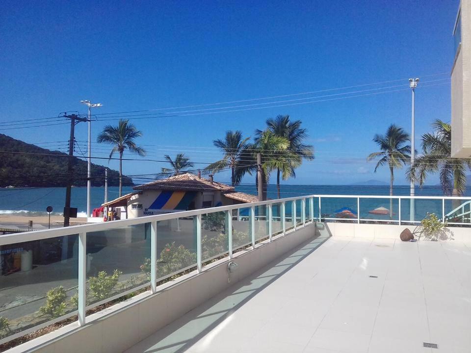uma vista para o oceano a partir da varanda de uma casa em Ap na Avenida da Praia em Caraguatatuba