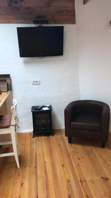 Una televisión o centro de entretenimiento en Finca Casa Madera 1