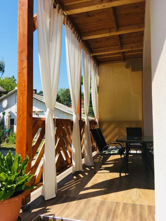 A balcony or terrace at Hanna Apartman